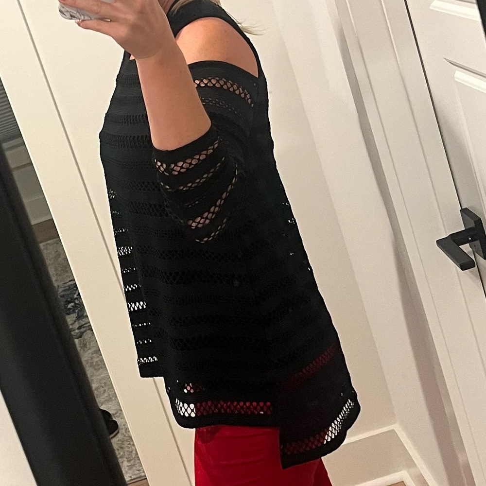 🔴5 for $25- Vince Camuto M black cold shoulder tunic top